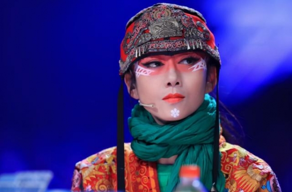杨丽萍常年戴帽子，误以为是装饰，摘下帽子才知怎么回事