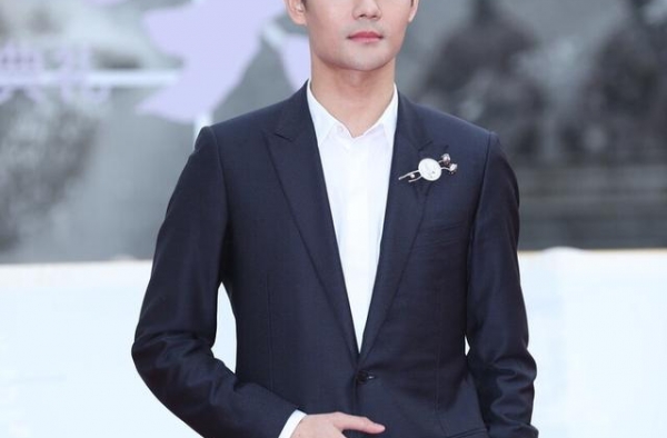 王凯深蓝西装亮相红毯，气质儒雅大长腿满屏