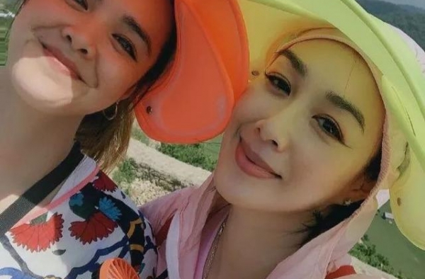 钟丽缇大女儿疑失恋，深夜跪在地上抱头痛哭，情绪低落眼睛哭肿
