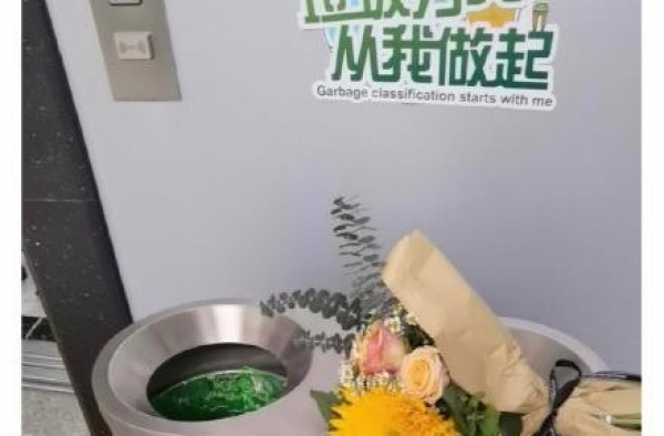 陈宥维粉丝机场送花疑被扔掉 发文称一路哭回家