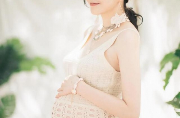 已秘密诞二胎！TVB力捧女星追仔成功，公司高层即送祝福：恭喜