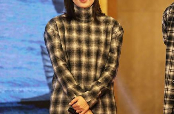 张蕾：首次正面回应“紧搂康辉照片”，真心接受大家很中肯的意见