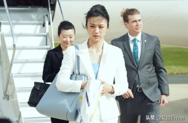 汤唯婚后身材更丰满，穿2000裙配红唇亮相，这身材美得不敢认