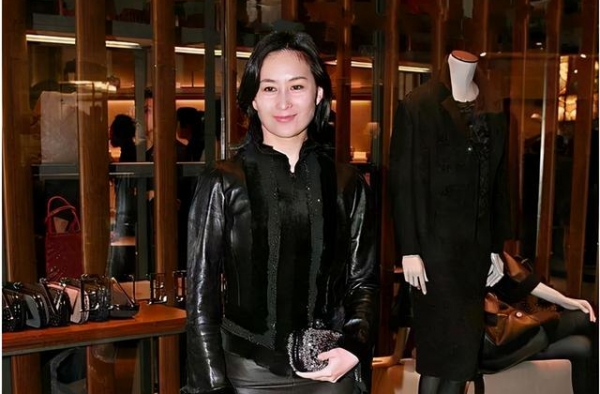 地位下降？何超琼穿小香风与名媛阔太同框坐在边儿，全靠衣品撑场