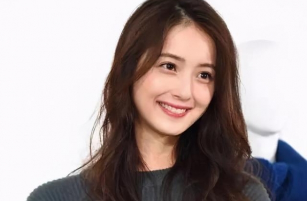 “第1美女”佐佐木希，老公出轨多人仍不离婚，复出接戏为夫还债