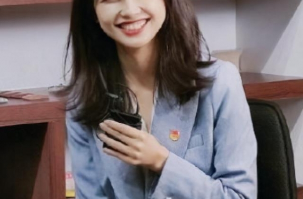 央视记者王冰冰被在线求婚！获学生追捧系统崩溃，曾出离婚传闻