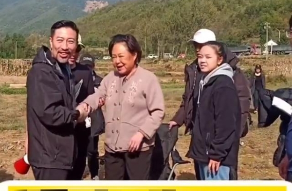 70岁斯琴高娃演农民，老态明显要靠人搀扶，高龄还顶烈日锄地？