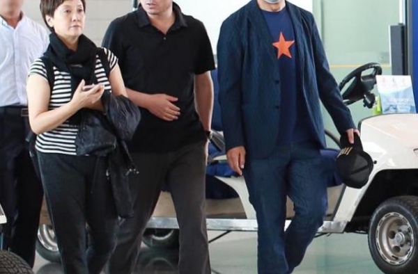 邓婕张国立机场隔开走，素面朝天皱纹真实，当个平凡老人