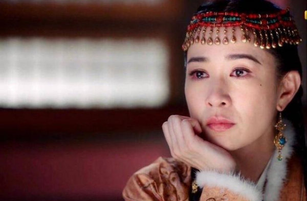 45岁佘诗曼照样演少女，中年危机？不存在的
