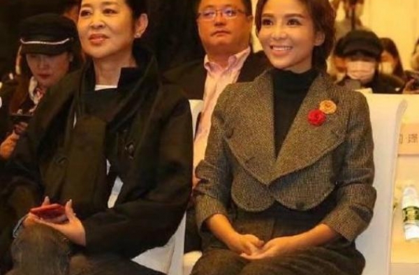 61岁倪萍素颜罕曝光，与朱迅同框似姐妹，两人互动显亲密