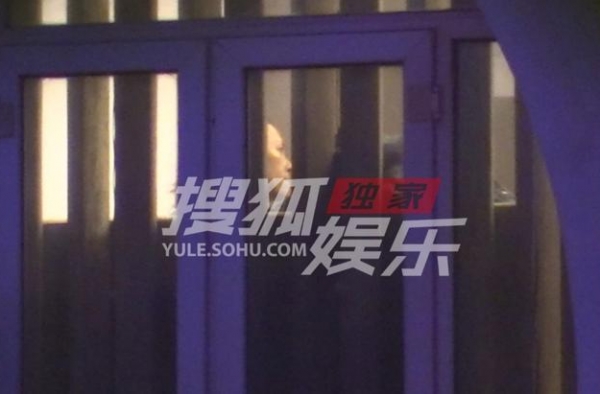 41岁章子怡深夜现身医美诊所，包裹严实显谨慎，曾因显老遭吐槽