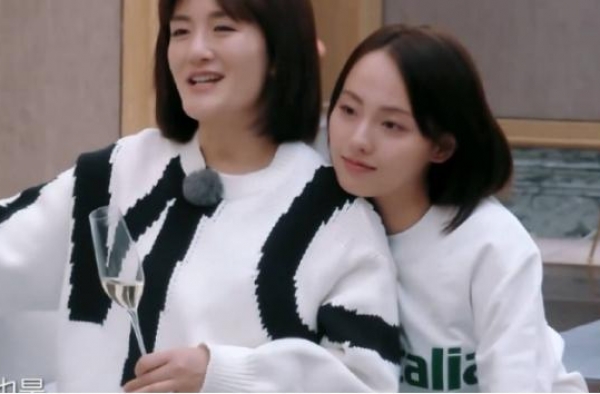 在妻子2里，张嘉倪的确和其他几位，有点融不进去的感觉