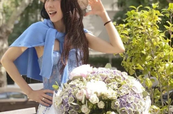 50岁莫文蔚性感撩人，一双“亮钻腿”太晃眼，全凭高度的自律