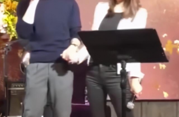 林心如为父办寿排场大！与霍建华喝交杯酒助兴，夫妻献唱似演唱会