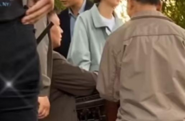 赵丽颖新戏路透曝光，农村妇女形象难掩气质，罗晋西装笔挺超干练