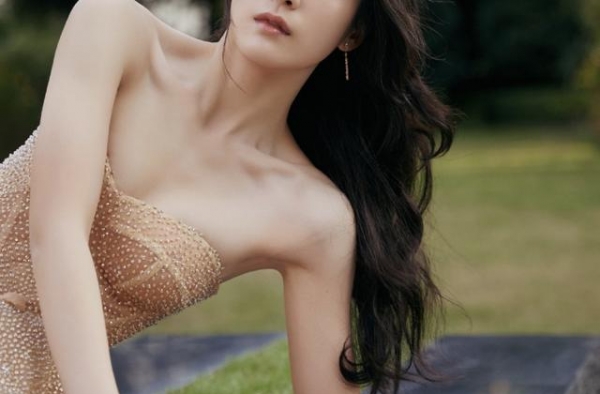 张雪迎穿肉色礼服就像迪士尼在逃公主，实在太美了