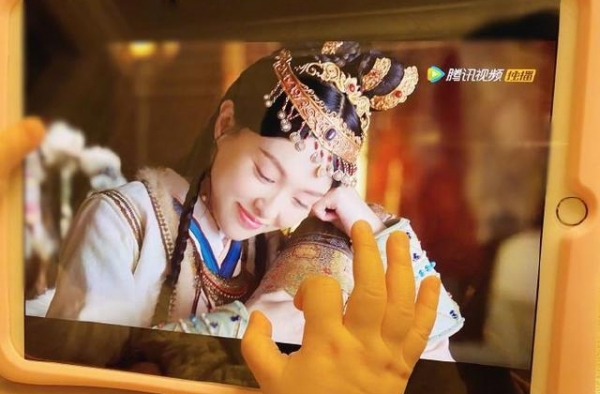 唐嫣晒女儿追剧照，骄傲称宝贝觉得OK，8个月女儿肉手抚摸妈妈