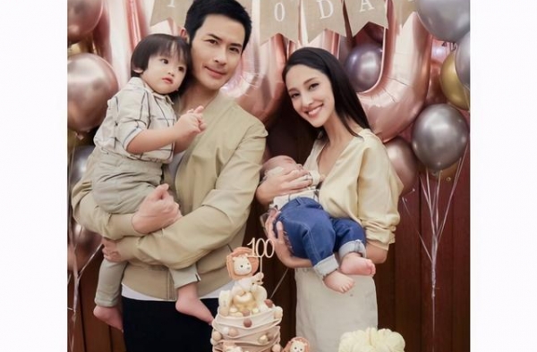 郑嘉颖夫妇为小儿子举行百日宴 夫妻俩各抱一位儿子拍温馨全家福