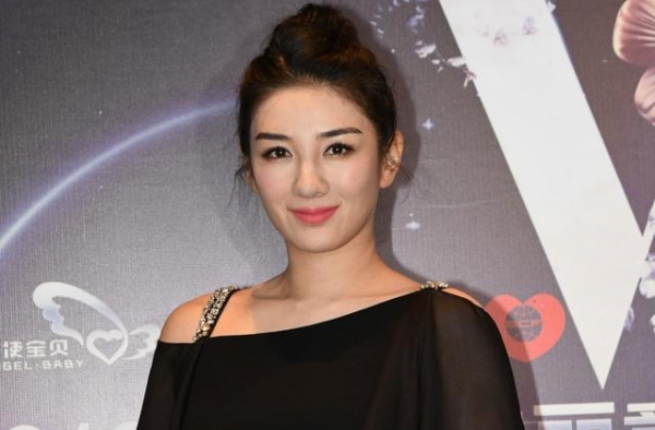过气女星，婚姻失败，好牌打烂，老燕子黄奕靠什么再翻红？