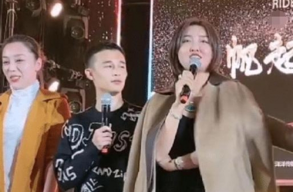 赵本山女徒现身商演，自曝赚7套一线城市豪宅，贵妇姿态引热议