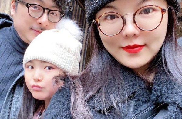 李湘真挺有贵妇样的，晒与老公王岳伦合影，看着依旧恩爱如初
