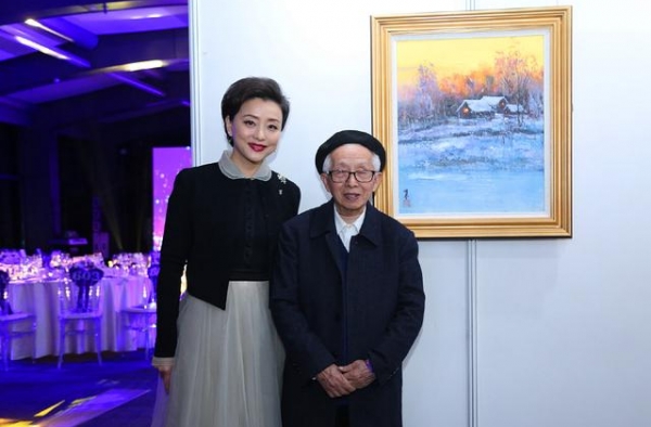 “央视前一姐”出席活动，51岁老态尽显，幸好气质撑得住
