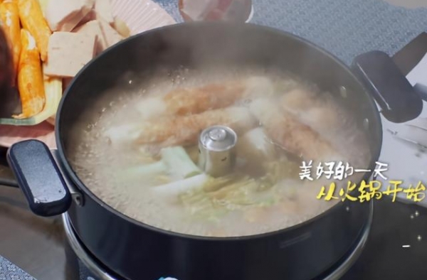 别人吃火锅都是用筷子捞，看看奚梦瑶何猷君，怪不得身材恢复快