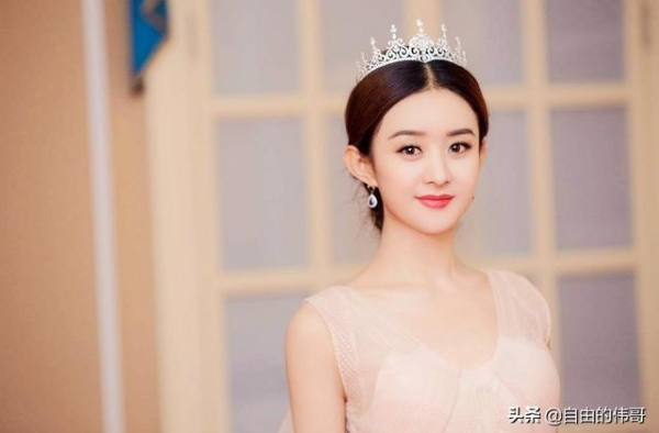 “制服控”的福利来了，与赵丽颖的制服照比，你更喜欢哪一位女星