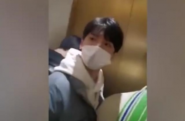 私生猖獗！刘耀文严浩翔机场“忍不住”，贺峻霖曾被私生撞到脸