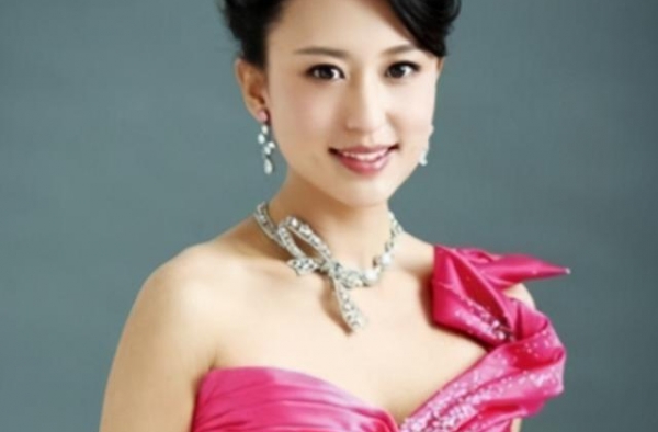 央视主持人张蕾搂康辉合影，被网友微词，张蕾回应：我们是家人