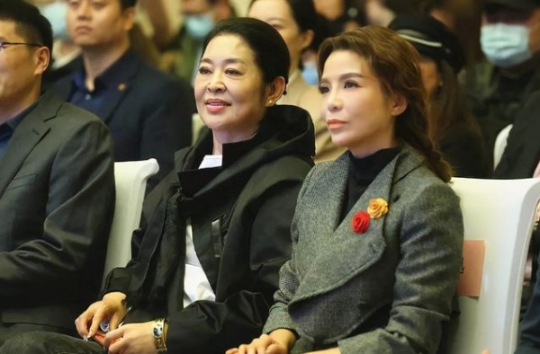 60岁的倪萍和46岁的朱迅同框 低调搭配显高雅 岁月不败勇气