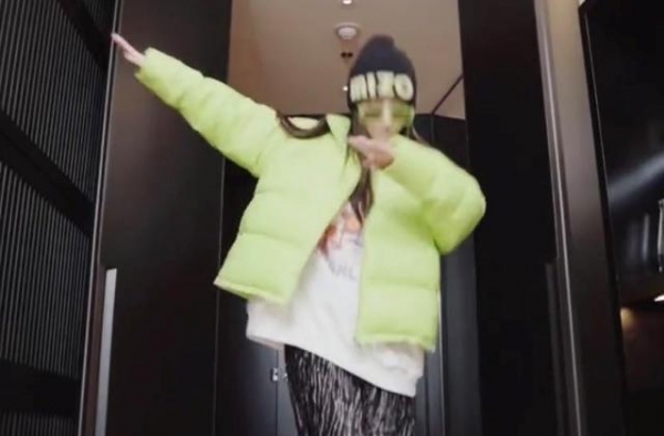 李小璐再现王昊经典舞蹈，网友直呼想起某人，配文“我们”显深意