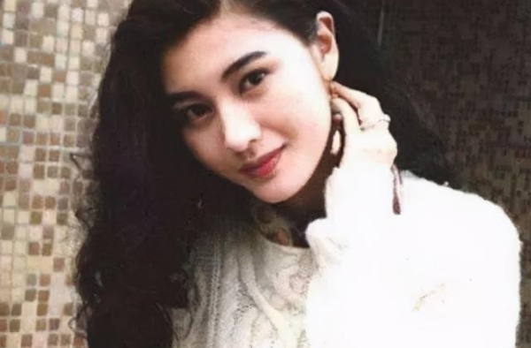 50岁李嘉欣又火了，穿“透视装”逛超市，网友：儿子还在身边呢