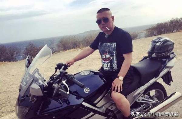 又是在炫富？退出德云社的曹云金出席婚礼，手上的大金表耀眼夺目