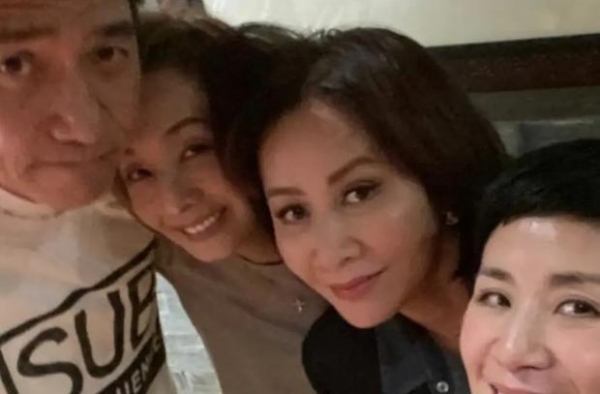 58岁梁朝伟被美女包围，皱纹明显还秃头，男神气质彻底崩塌？