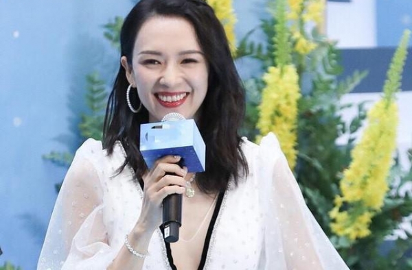 章子怡着深V裙露面，分享育女心得，规划女儿未来学习珠宝设计