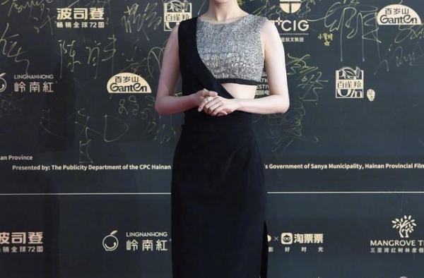 杨幂亮相海南国际电影节，梳鱼尾辫发型，换两套造型美得惊艳