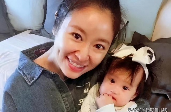 林心如到底有多宠爱女儿？3岁就给她做指甲，日常生活太奢侈