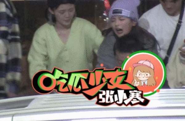 杨超越被拍酒后失态，当街大喊“爸爸妈妈”，还被黑衣男子背着走