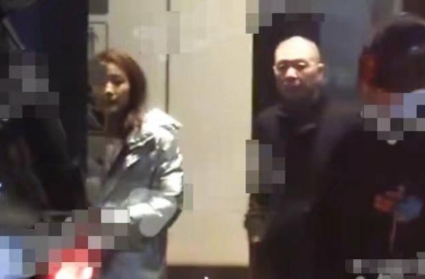 冯小刚深夜与女演员聚餐，对方年轻貌美，还给冯导鞠躬道别