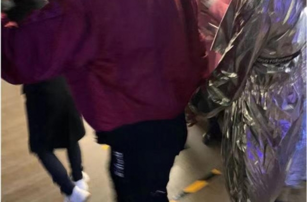 汪峰终于抢到了风头！和章子怡十指紧扣看演出变红人，背影太年轻