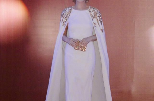 65岁赵雅芝气质炸裂，穿披肩拖尾裙美回白娘子，绝代风华好抢镜