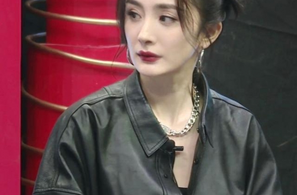 杨幂双丸子哪吒头显娇俏，穿丝袜大秀美腿，网友：死亡打光也好美