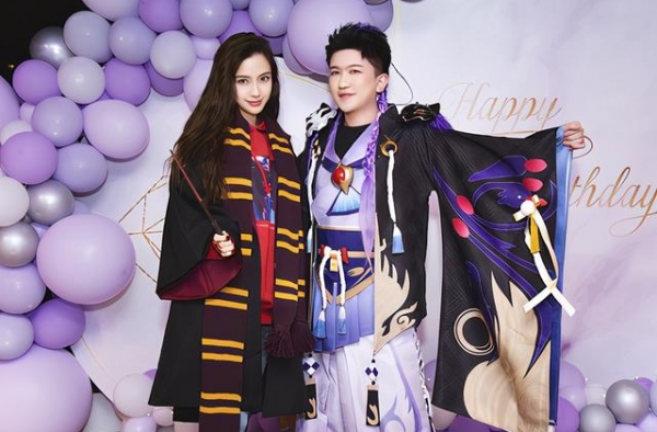 杨颖颜值到什么程度？现身张大大生日会，大合照像个顶级网红