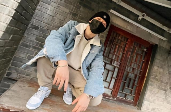 PG1公开认错后连晒帅照，与李小璐情侣装造型抢镜