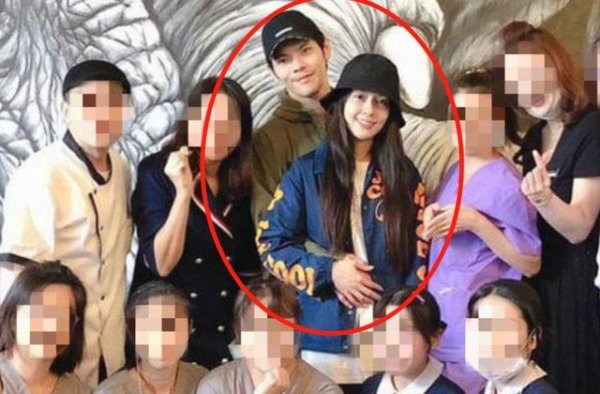郭碧婷产后首次亮相，用手遮肚脸蛋圆润，网友：原来明星也这样
