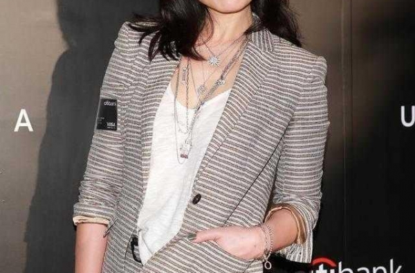 钟楚红不愧是“女神”级别！穿条纹西装配T恤，优雅大气真高级