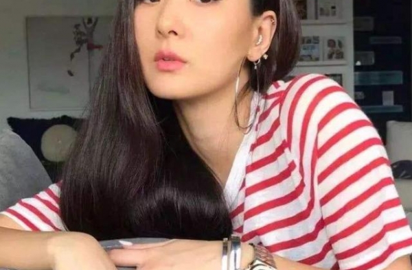 12岁背香奈儿21岁嫁豪门，把老公熬成爹的顶级名媛，人生完美