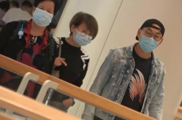 前TVB御用奸角戴志伟偷食后久违现身，休闲打扮完全不像60岁