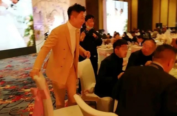 曹云金参加婚礼遭冷落？主动攀谈疑被忽视，毛衣皱巴巴被嘲地摊货